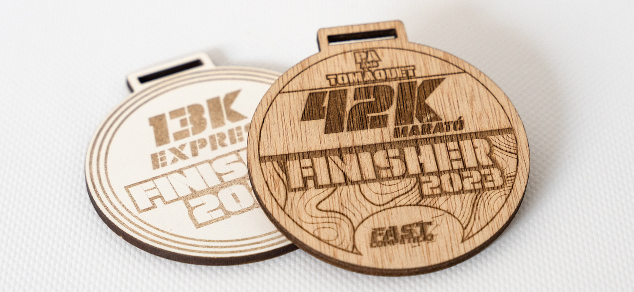 Medallas de madera grabadas con láser personalizables, ideales para reconocimientos únicos y memorables de la empresa Rotulpro. 