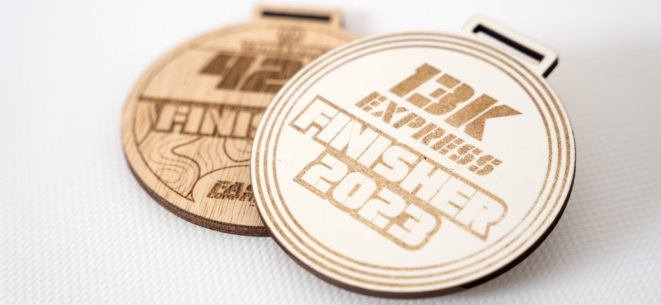 Medallas de madera grabadas con láser personalizables, ideales para reconocimientos únicos y memorables de la empresa Rotulpro. 